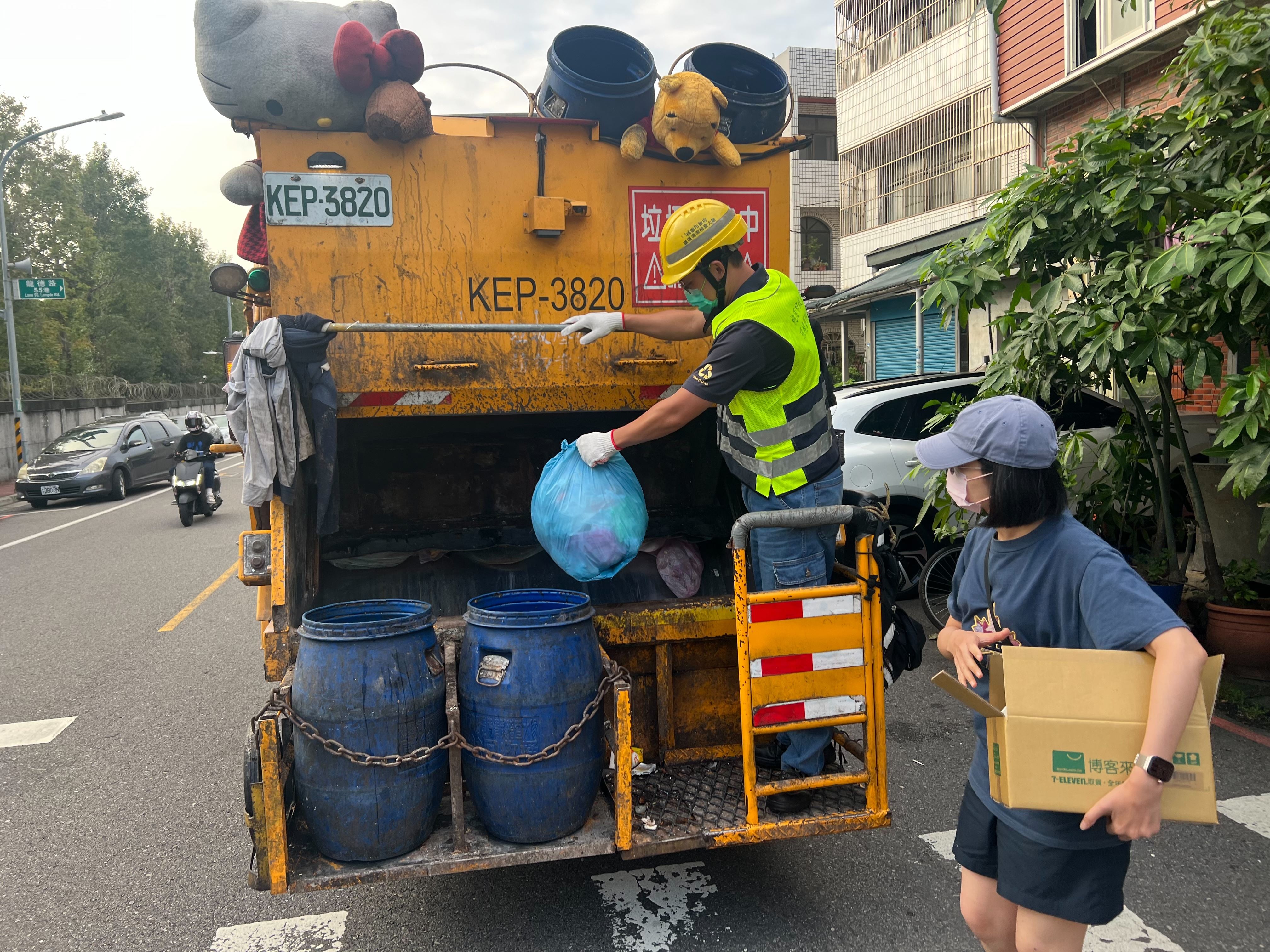 秋節團圓到歡慶十月連假 垃圾車穿梭巷弄照常收運 環保局推過節減量新時尚 隨手做分類護守家園更乾淨 (3).jpg
